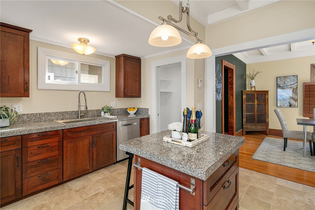 526 31st Avenue South Seattle, WA 98144 - Photo 11 of 36