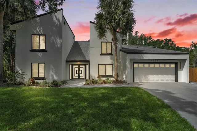 a view of a house with backyard and garden