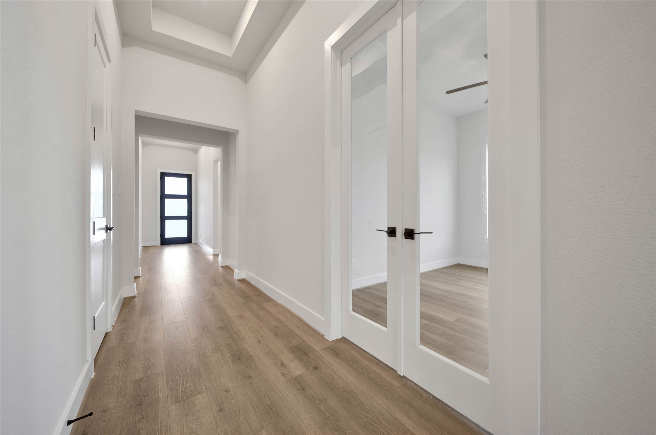 4610 Magnolia Bend Drive Rosharon, TX 77583 - Photo 4 of 48 a view of a hallway with wooden floor and front door
