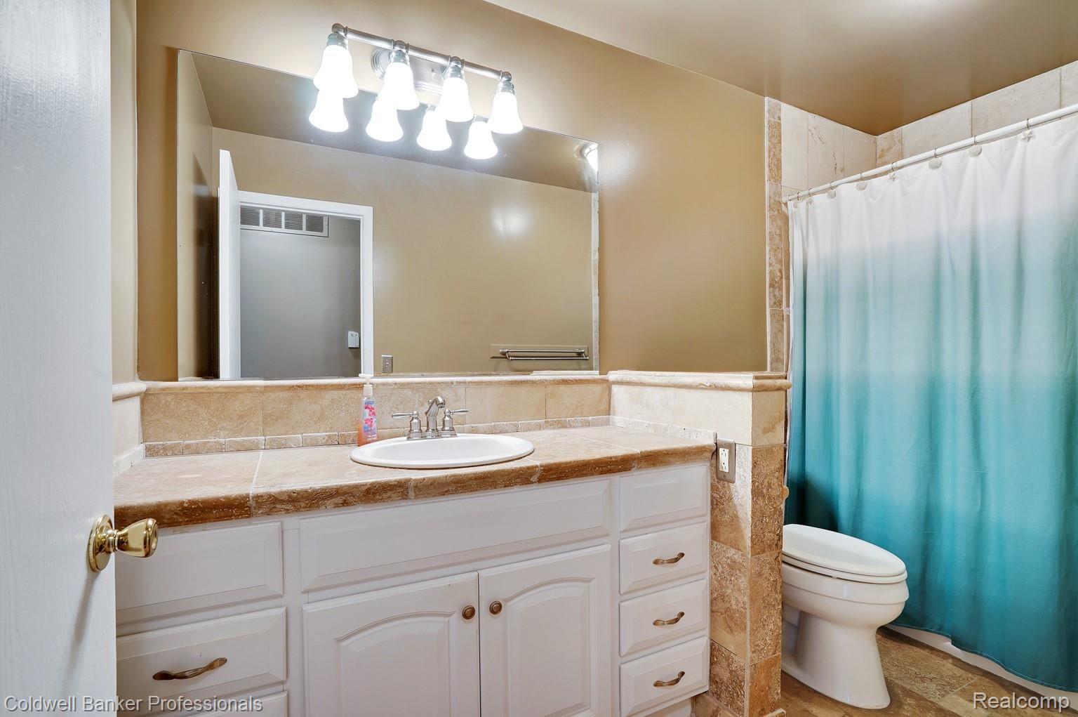 2118 Warrington Road Rochester, MI 48307 - Photo 32 of 52 86D3931C-F427-44A0-9788-AF5C95214E9F.jpeg