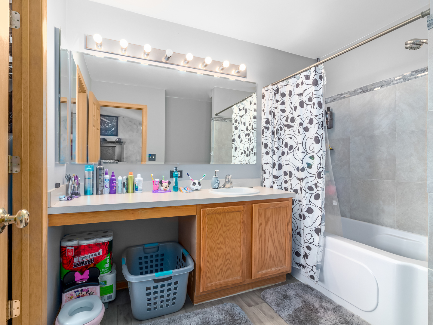 2262 Georgetown Circle Aurora, IL 60503 - Photo 15 of 25 a bathroom with a bathtub a sink and a mirror