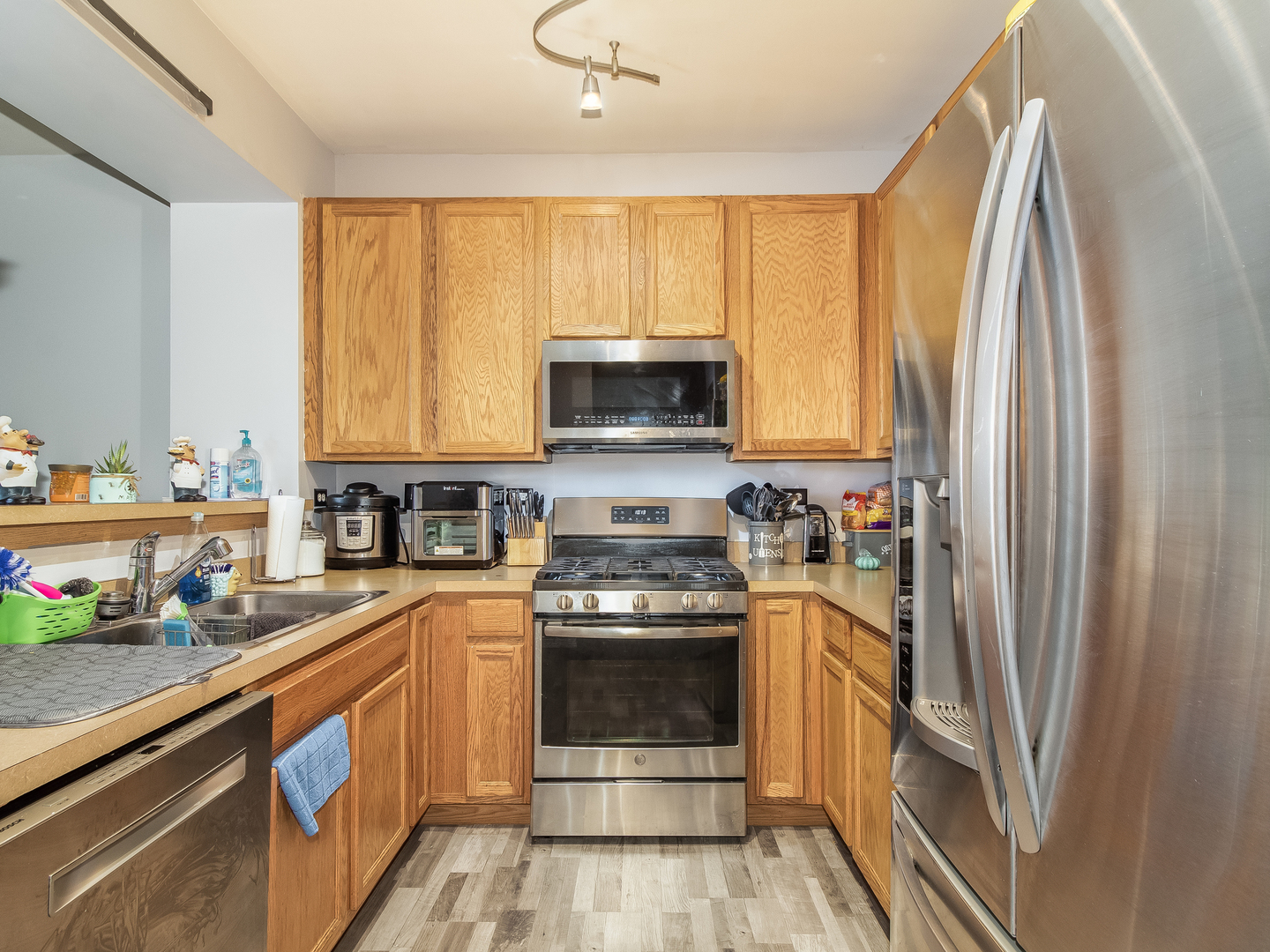 2262 Georgetown Circle Aurora, IL 60503 - Photo 9 of 25 a kitchen with a stove a sink and a refrigerator