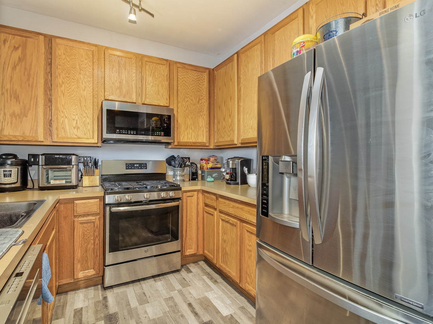 2262 Georgetown Circle Aurora, IL 60503 - Photo 10 of 25 a kitchen with stainless steel appliances granite countertop a refrigerator stove and microwave