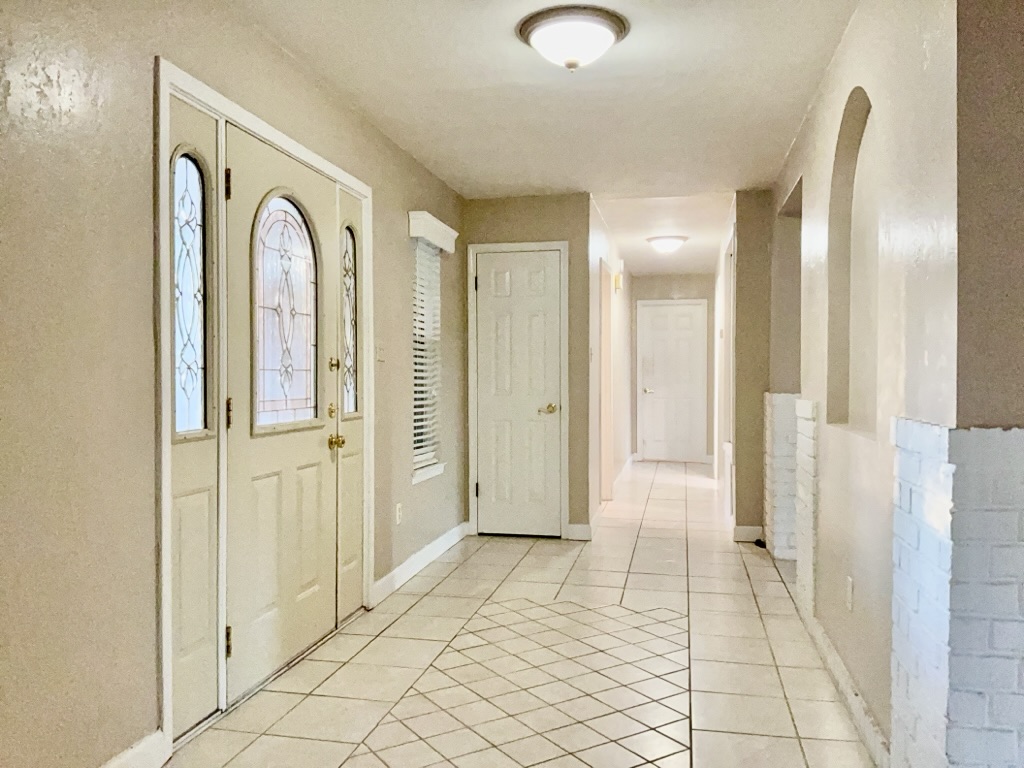 418 Sunset Drive Georgetown, TX 78628 - Photo 4 of 26 Foyer entrance with light tile patterned floors and arched walkways