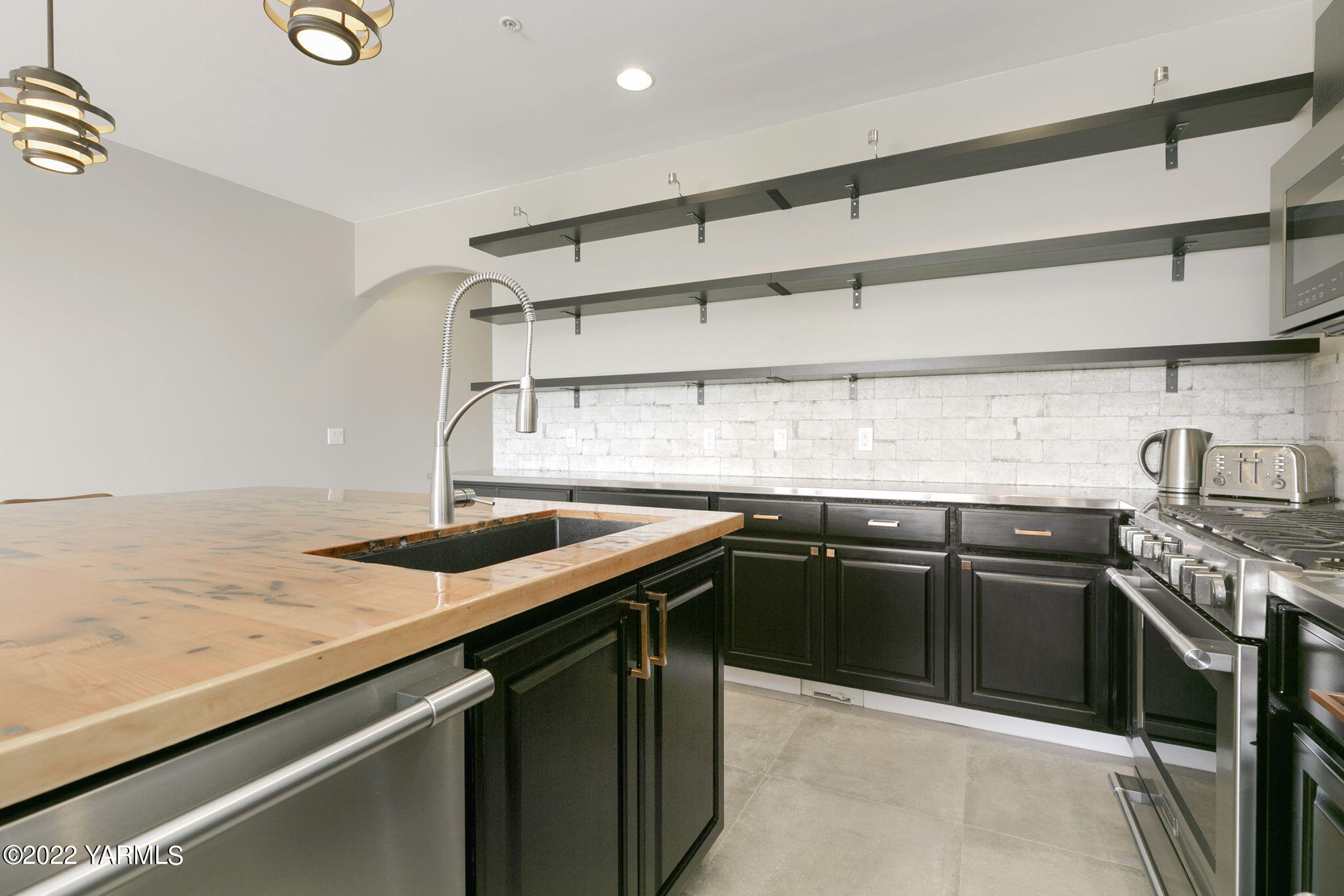 9150 Occidental Road, Unit 5 Yakima, WA 98903 - Photo 13 of 22 Kitchen