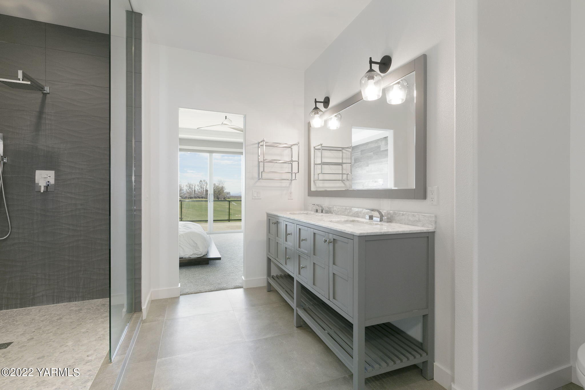 9150 Occidental Road, Unit 5 Yakima, WA 98903 - Photo 17 of 22 Primary Bathroom