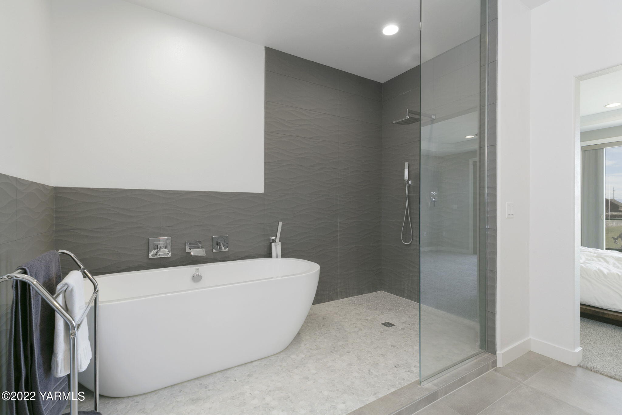9150 Occidental Road, Unit 5 Yakima, WA 98903 - Photo 18 of 22 Primary Bathroom
