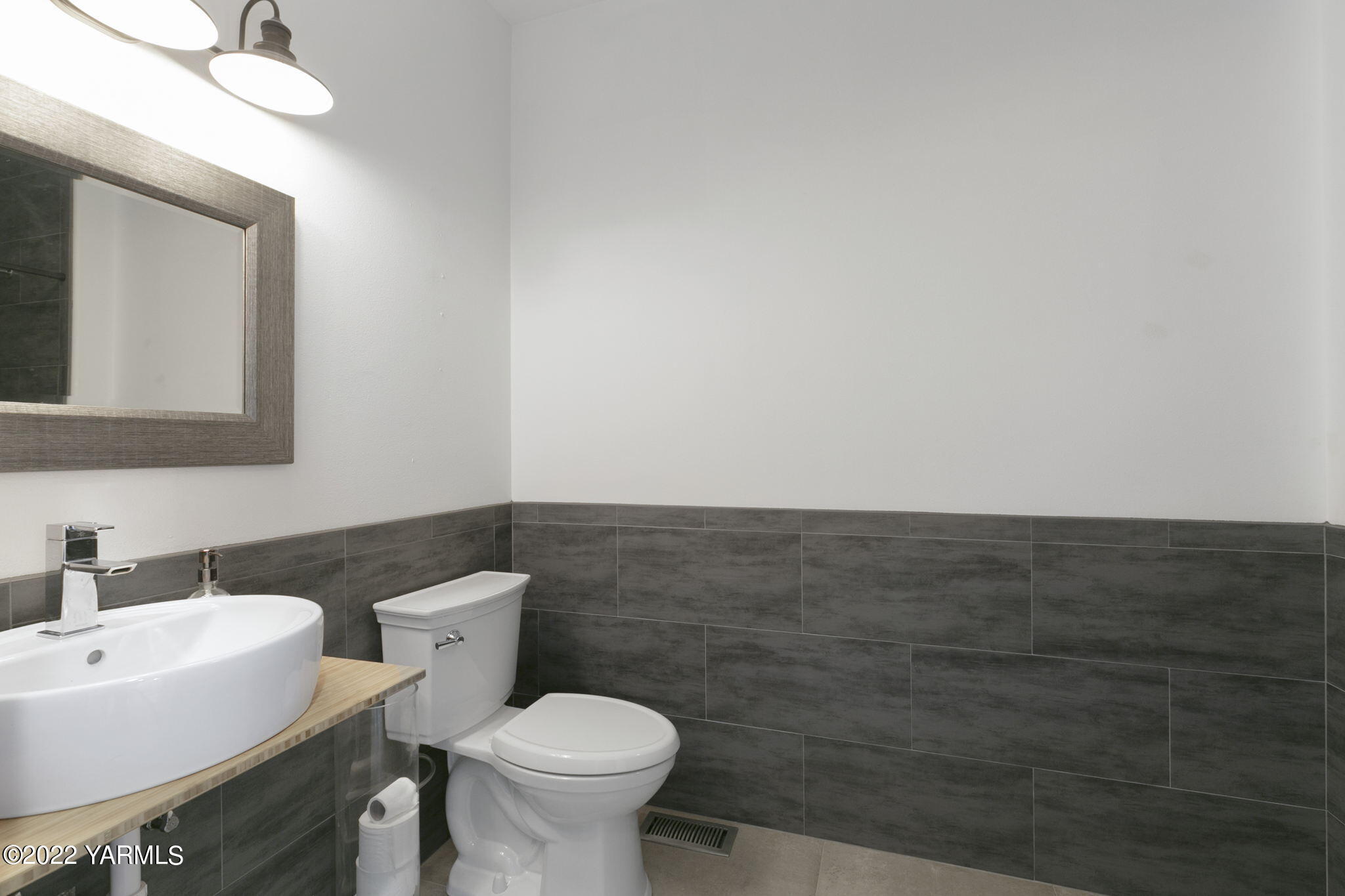 9150 Occidental Road, Unit 5 Yakima, WA 98903 - Photo 20 of 22 Second Bathroom