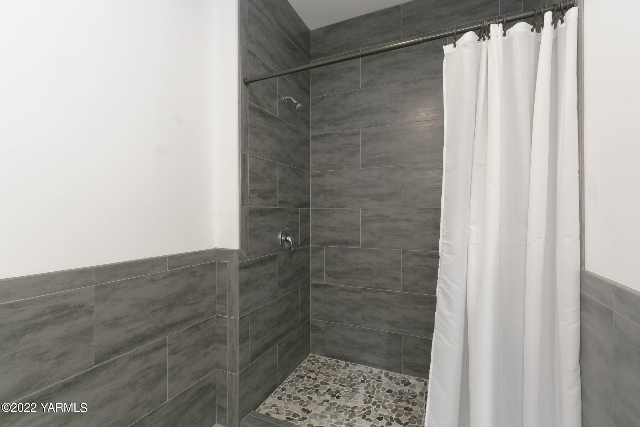 9150 Occidental Road, Unit 5 Yakima, WA 98903 - Photo 21 of 22 Second Bathroom