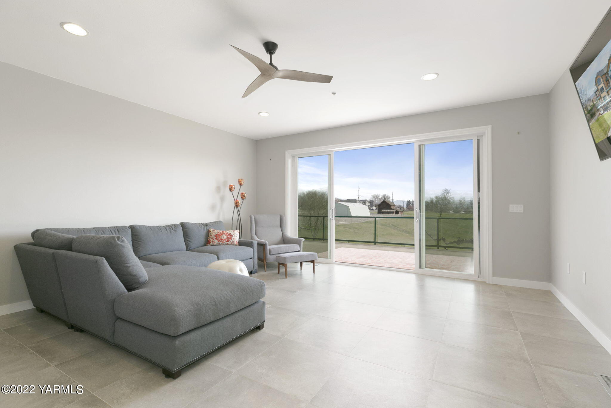 9150 Occidental Road, Unit 5 Yakima, WA 98903 - Photo 8 of 22 Living Room