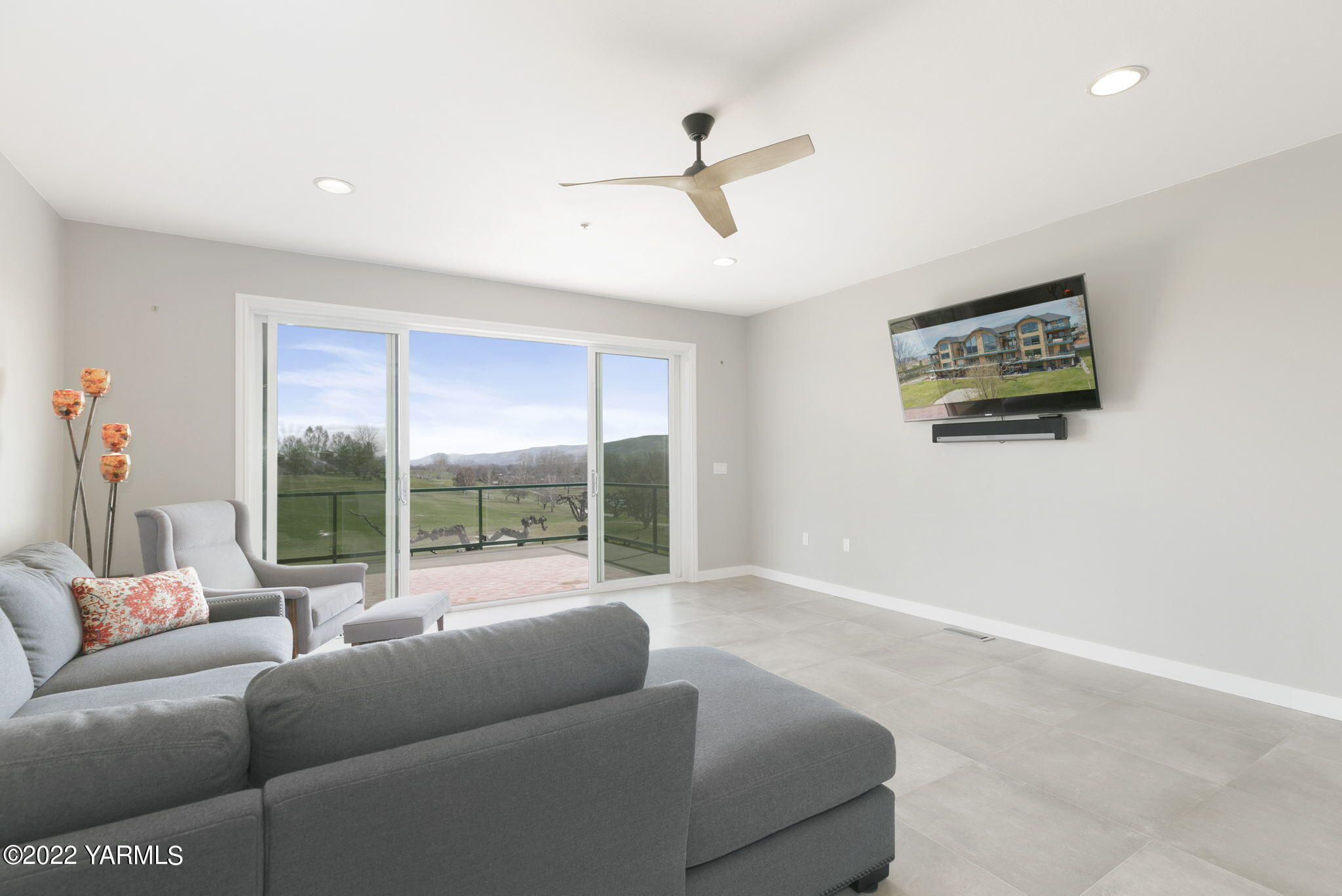 9150 Occidental Road, Unit 5 Yakima, WA 98903 - Photo 9 of 22 Living Room