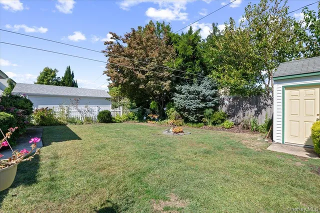 a view of back yard of the house