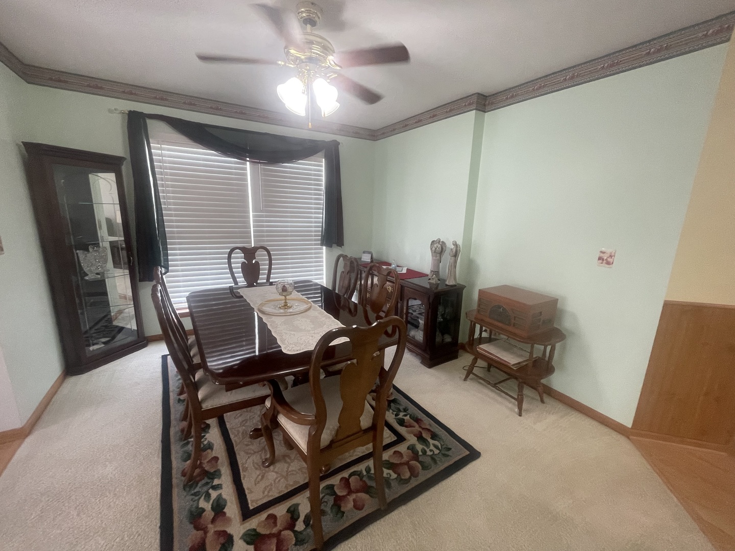1827 Arbor Falls Drive Plainfield, IL 60586 - Photo 12 of 29 a living room with furniture