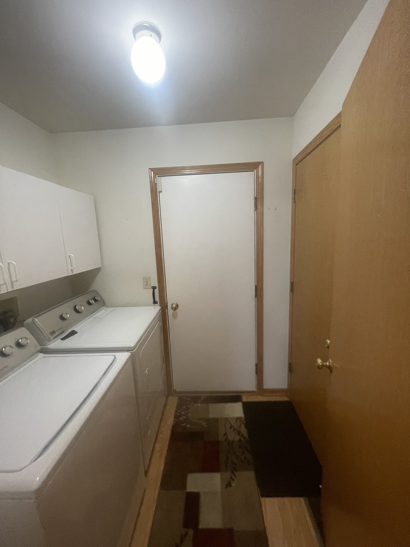 1827 Arbor Falls Drive Plainfield, IL 60586 - Photo 26 of 29 a bathroom with a sink and a mirror