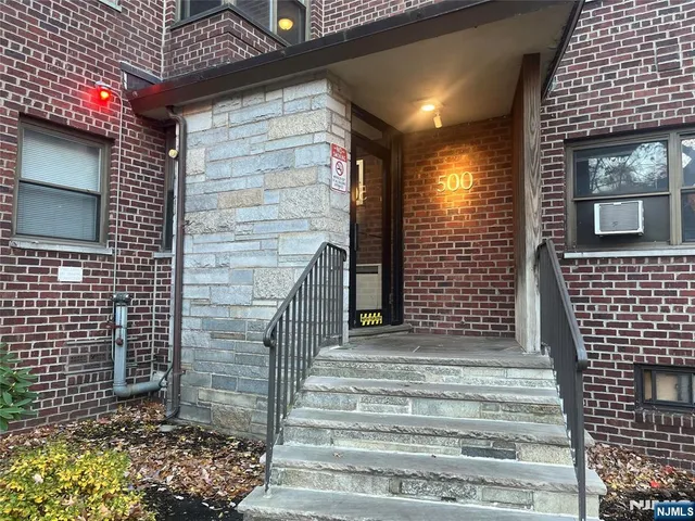 a view of entryway with a door