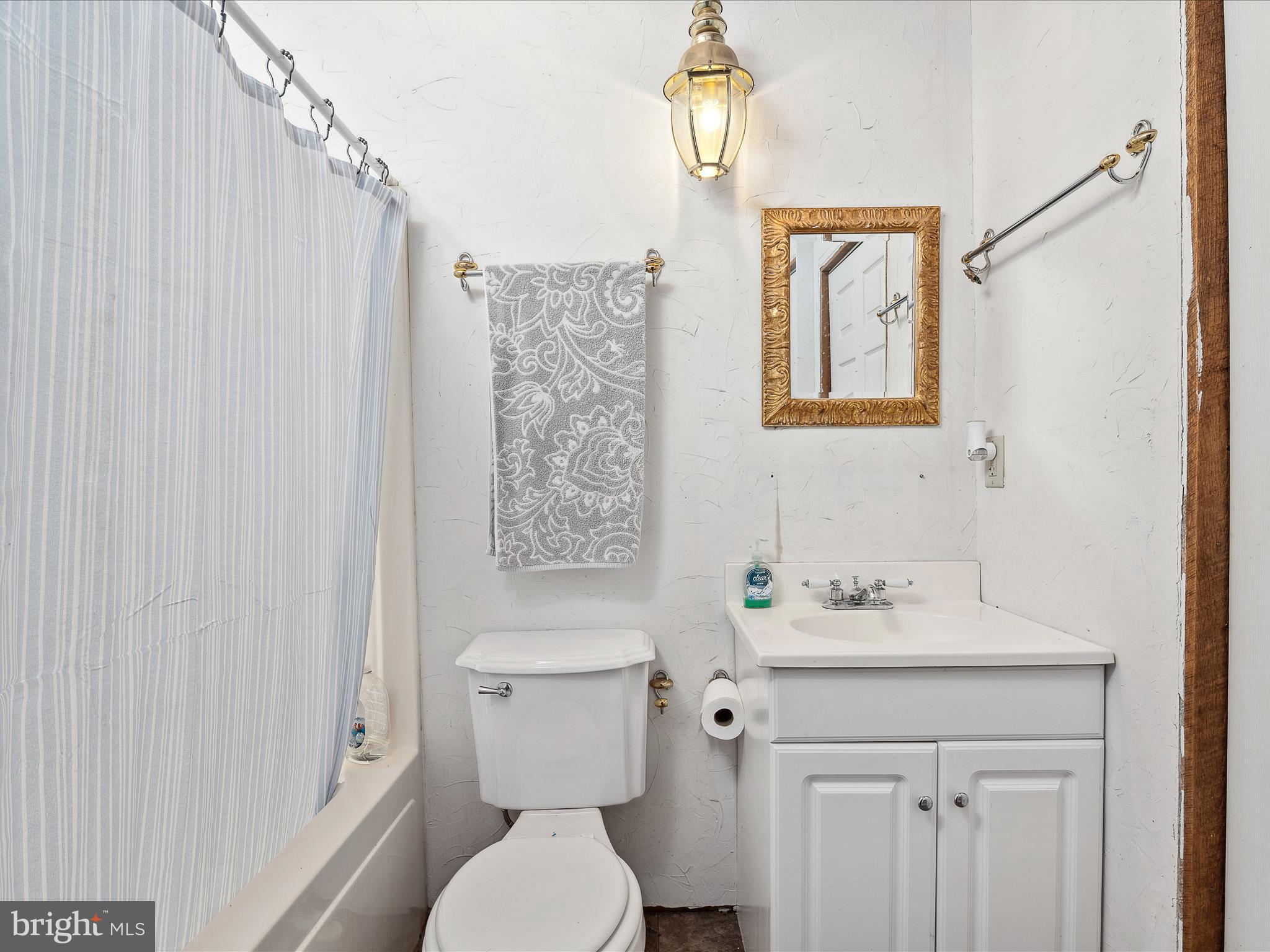 2822 Mauzy Road Berkeley Springs, WV 25411 - Photo 24 of 63 Upper full bath