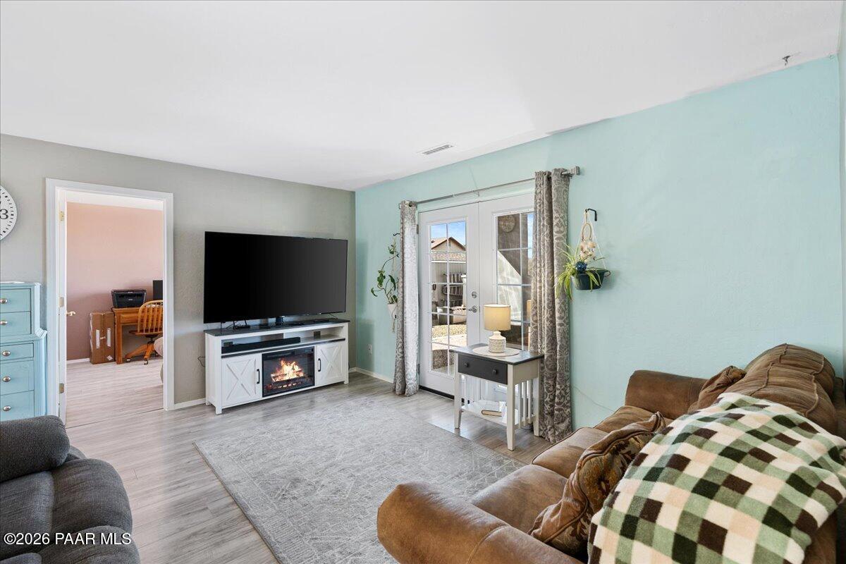 20656 East Wagon Way Mayer, AZ 86333 - Photo 10 of 25 10-Living Room