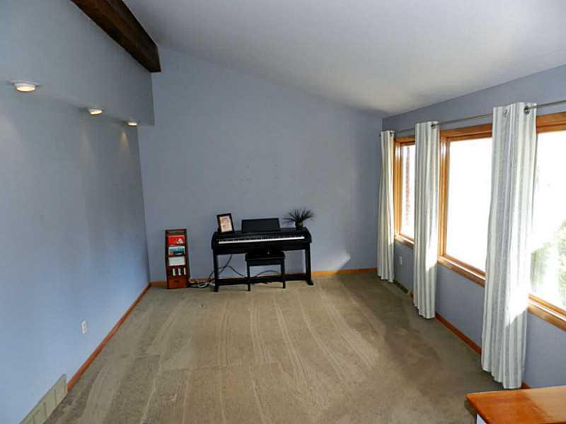 2735 Copper Road New Castle, PA 16101 - Photo 4 of 21 Living Room.