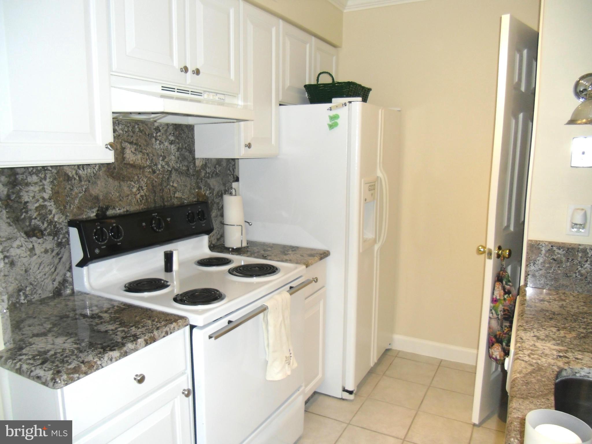 5804 Royal Ridge Drive, Unit G Springfield, VA 22152 - Photo 9 of 24 Kitchen