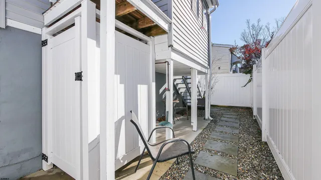 a view of entryway with furniture