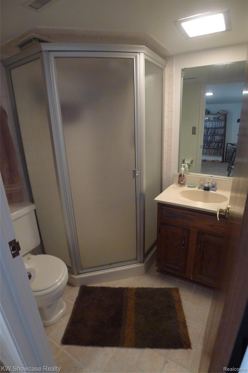 129 Ruth Avenue Pontiac, MI 48341 - Photo 20 of 36 Full bath in finished Lower Level.
