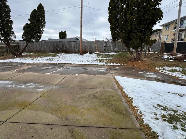 $900 | 3814 Mississippi Avenue, Davenport, IA 52807