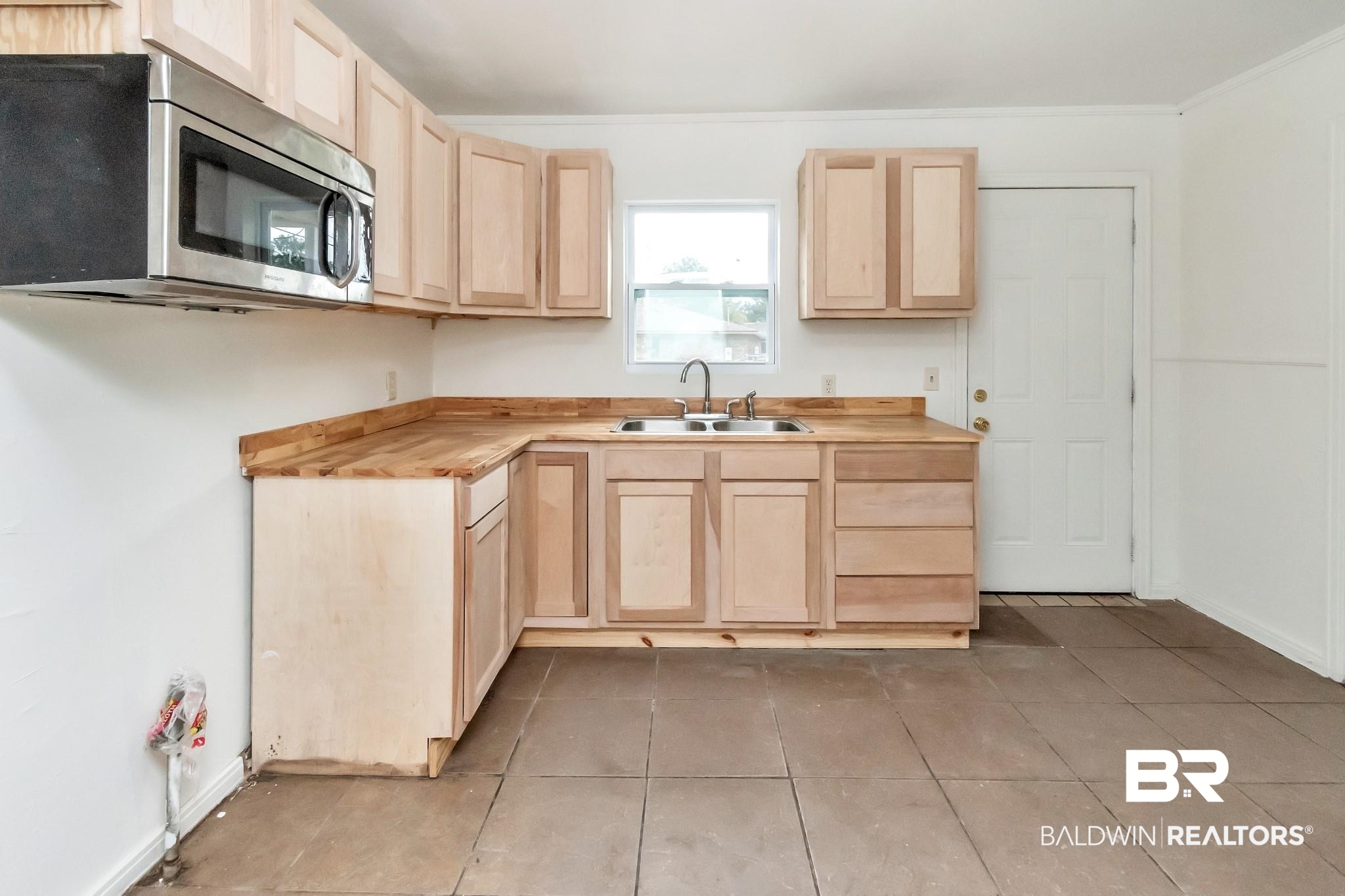 250 Chieftain Way Mobile, AL 36611 - Photo 6 of 18 (picture was taken before stove was installed)