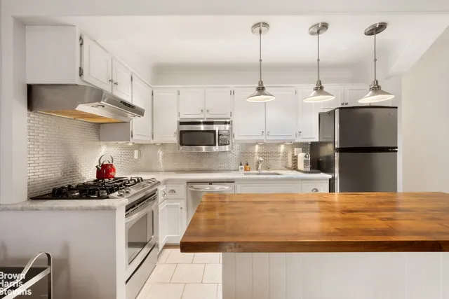 $969,000 | 260 West 10th Street, Unit 2E | West Village