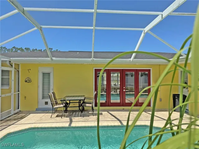 a view of a house with backyard