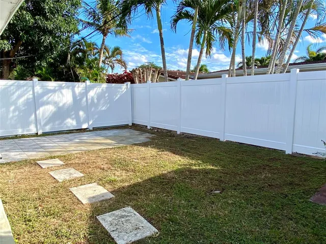 a view of a backyard