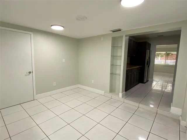 a view of entryway with bathroom