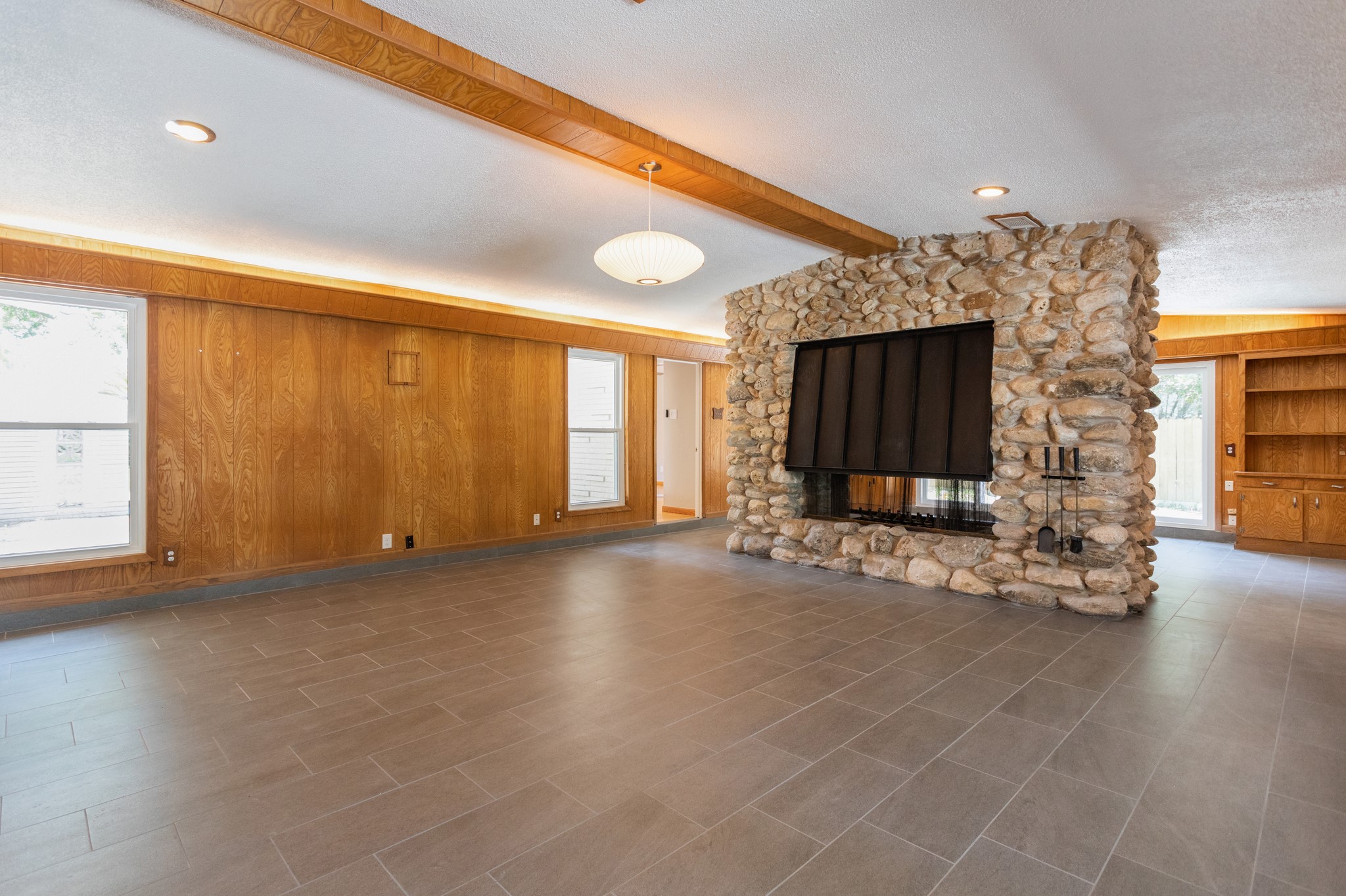 9106 Bonhomme Road Houston, TX 77074 - Photo 10 of 35 View of living room with Nelson lighting