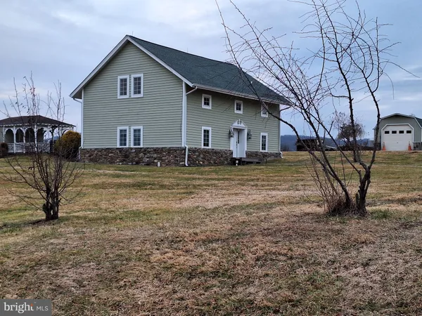a view of a house with backyard