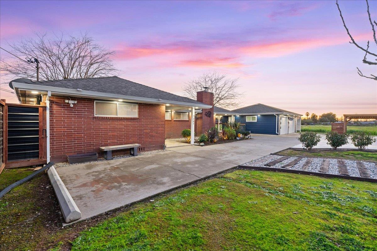 7261 Dry Creek Road Rio Linda, CA 95673 - Photo 37 of 60 a front view of a house with garden
