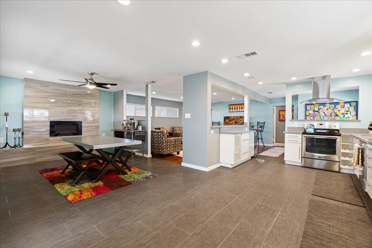 7261 Dry Creek Road Rio Linda, CA 95673 - Photo 4 of 60 a view of a living room