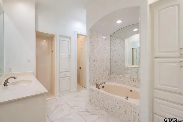 $940,000 | 7419 Big Tree Cove, Tyler, TX 75703