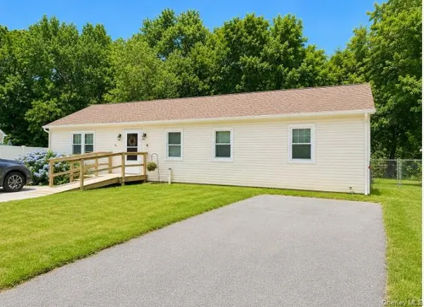 $569,000 | 14 Shorehaven Boulevard, Ronkonkoma, NY 11779
