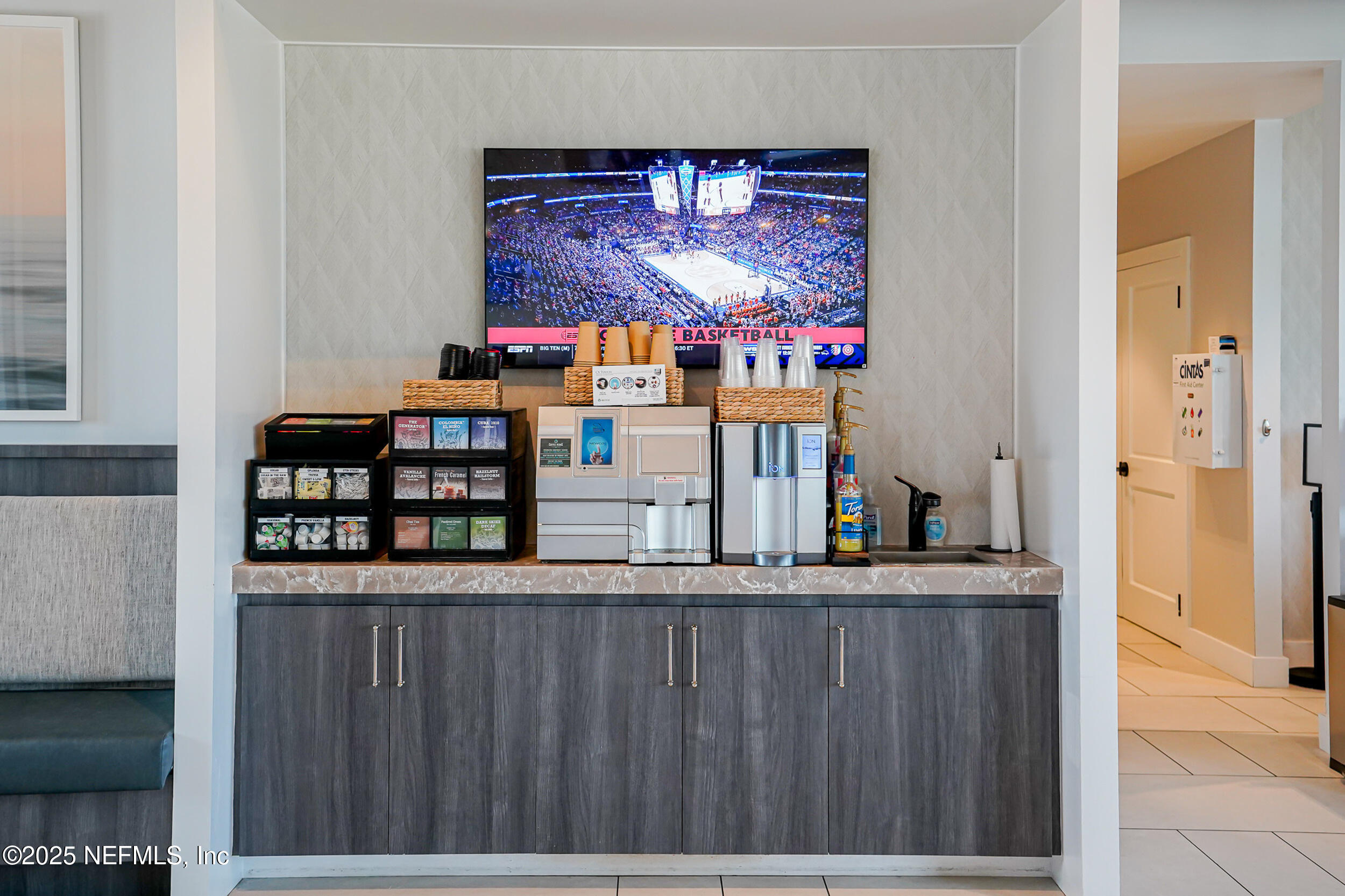 110 Fly Line Drive St. Johns, FL 32259 - Photo 31 of 65 a room with furniture a air conditioner vent and a window