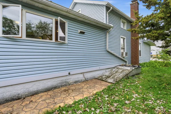 $2,300 | 1730 South Jefferson Street, Lockport, IL 60441