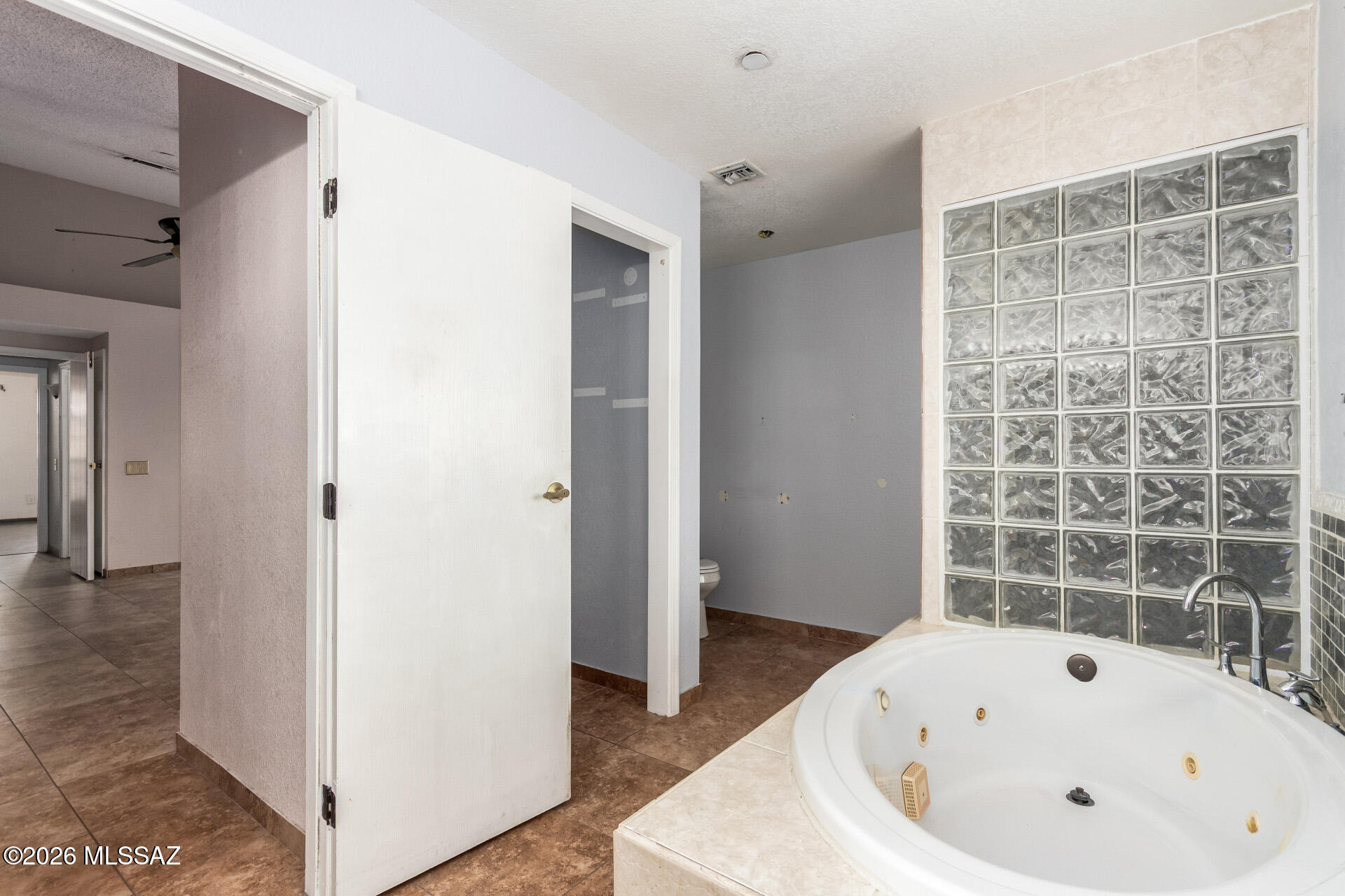 5331 West Eaglestone Loop Tucson, AZ 85742 - Photo 19 of 35 a bathroom with a bathtub and a shower