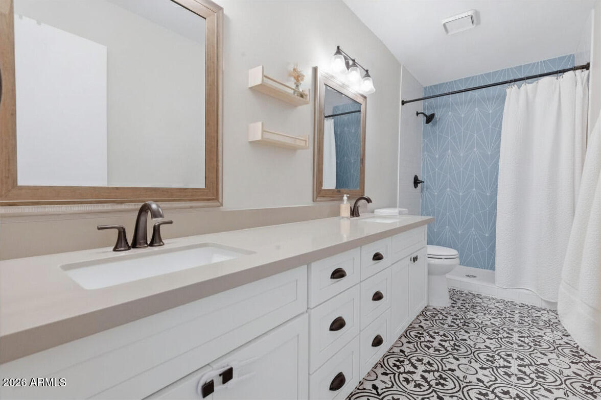 2926 West Lamar Road Phoenix, AZ 85017 - Photo 12 of 21 Primary Bath