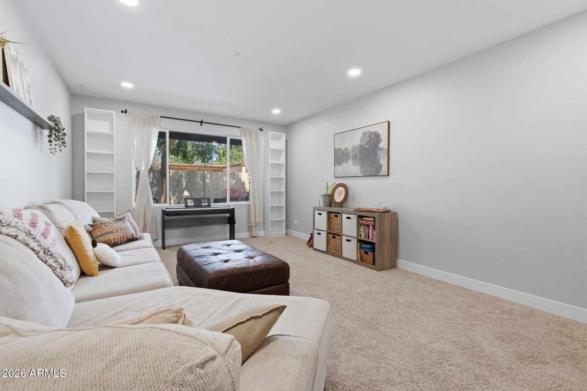 2926 West Lamar Road Phoenix, AZ 85017 - Photo 4 of 21 Living Room