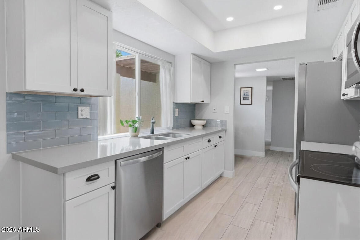 2926 West Lamar Road Phoenix, AZ 85017 - Photo 6 of 21 Kitchen