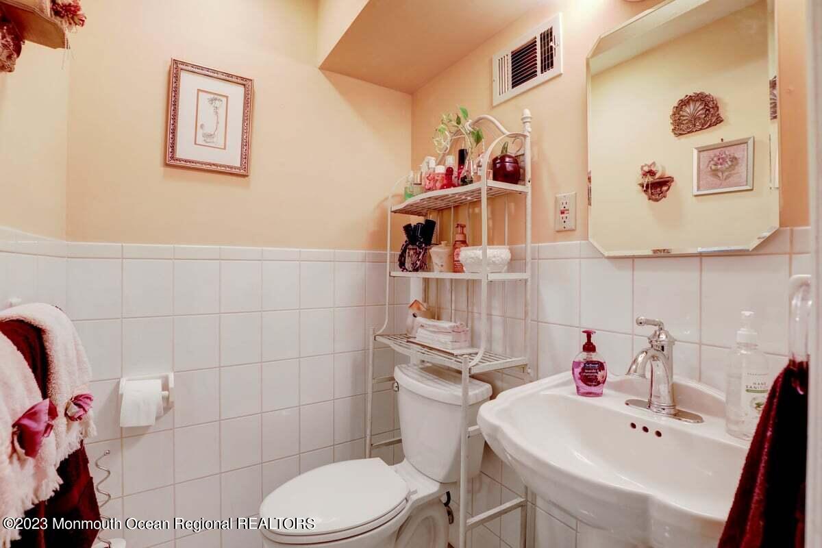 19 South Rhoda Street Monroe Township, NJ 08831 - Photo 12 of 26 Bathroom (5)