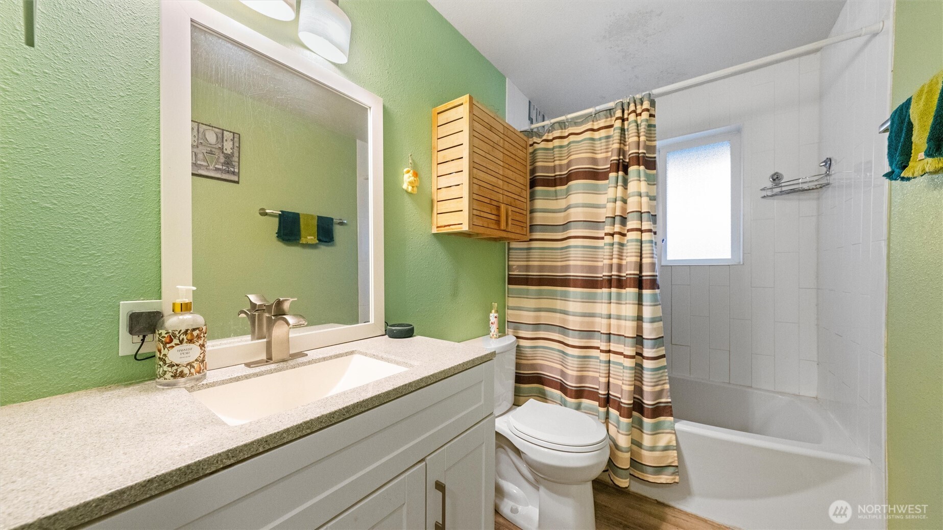 321 South Sheppard Street Kennewick, WA 99336 - Photo 11 of 22 a bathroom with a sink a toilet and shower