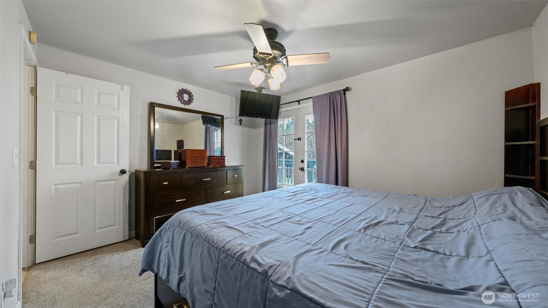 321 South Sheppard Street Kennewick, WA 99336 - Photo 13 of 22 a bedroom with a bed and a chandelier