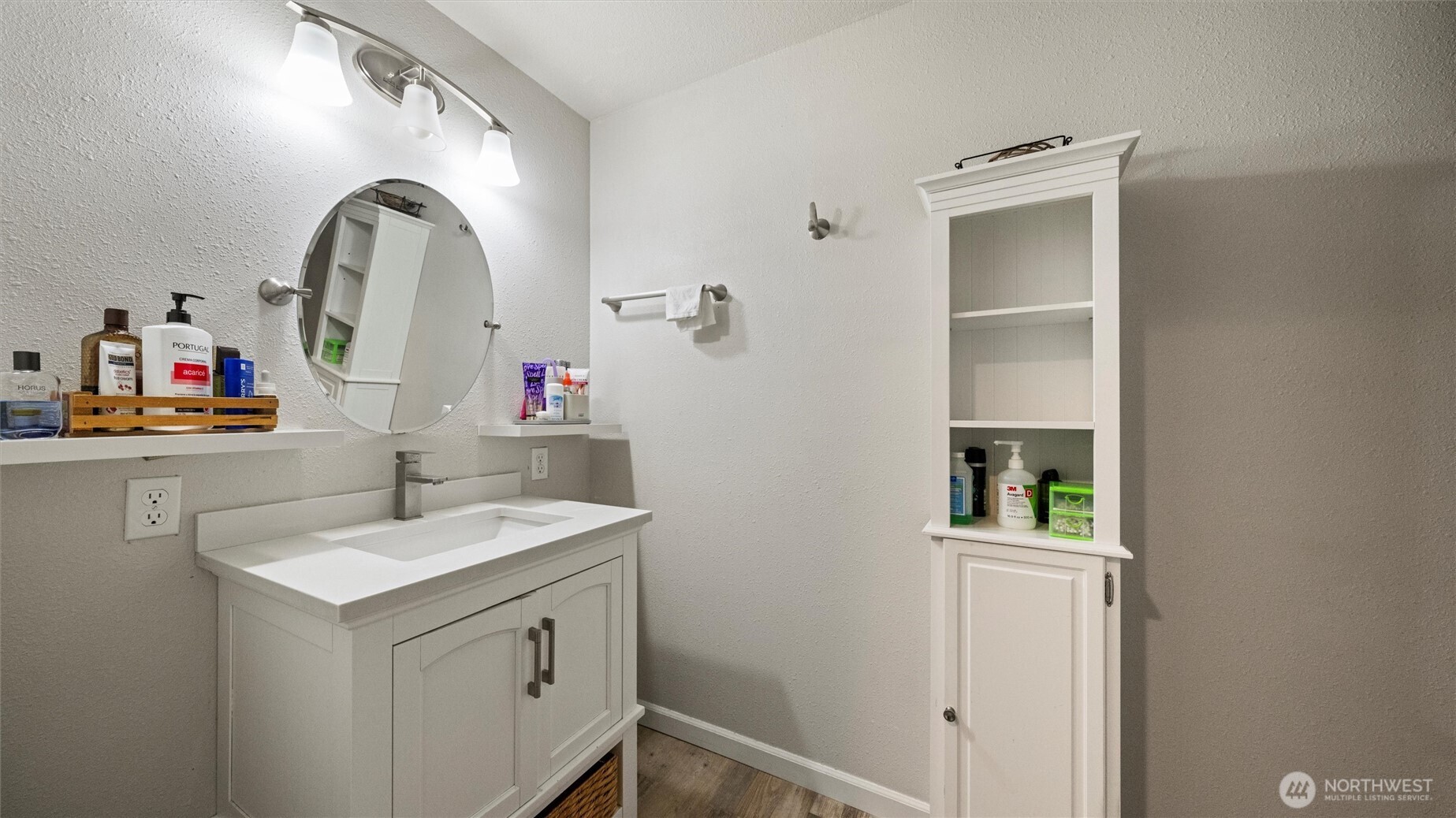 321 South Sheppard Street Kennewick, WA 99336 - Photo 14 of 22 a bathroom with a sink vanity and a mirror