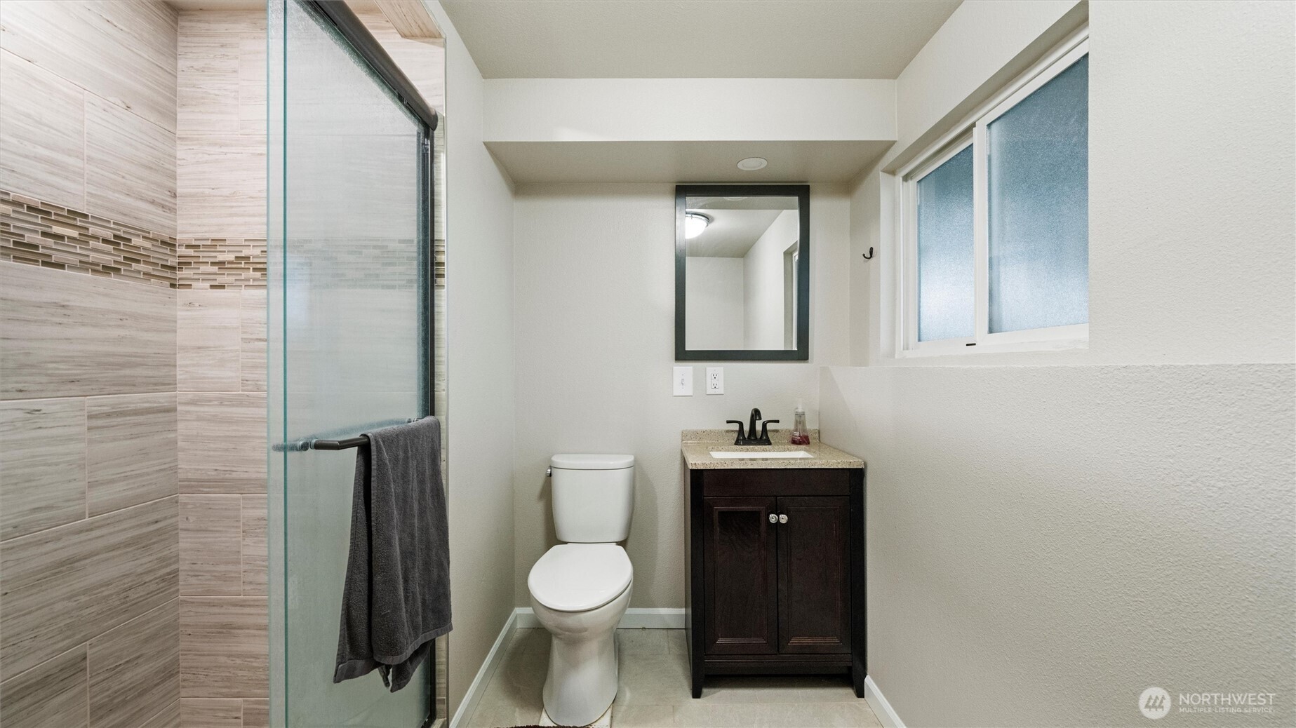 321 South Sheppard Street Kennewick, WA 99336 - Photo 18 of 22 a bathroom with a toilet a sink and mirror