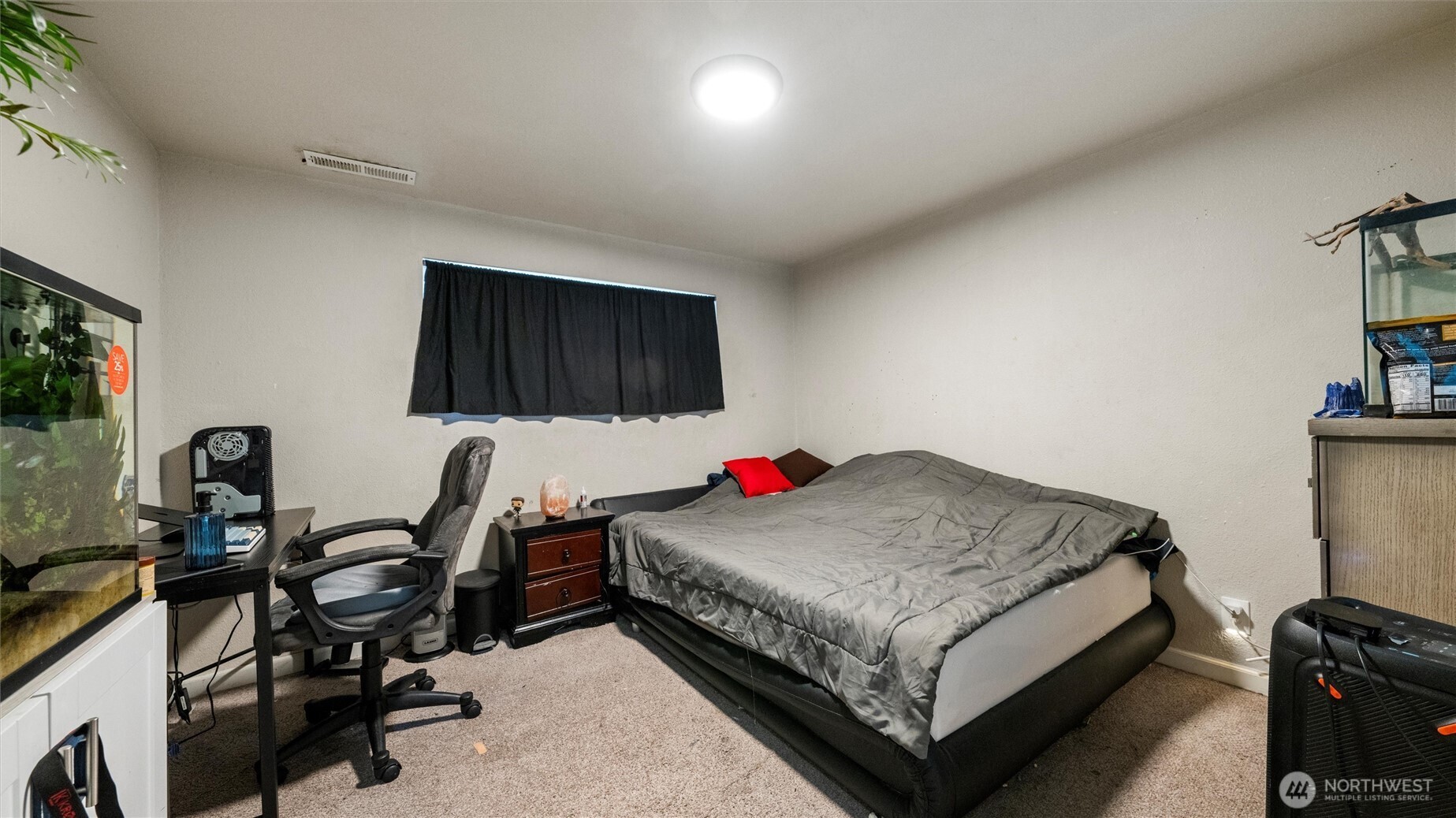 321 South Sheppard Street Kennewick, WA 99336 - Photo 19 of 22 a bed room with a bed and a desk