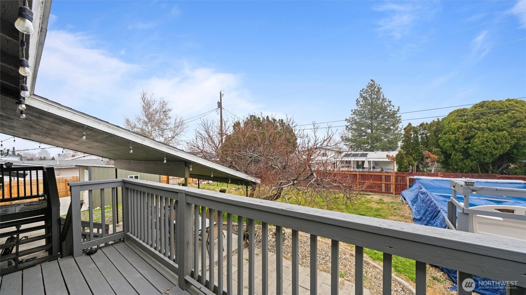 321 South Sheppard Street Kennewick, WA 99336 - Photo 20 of 22 a balcony with wooden floor and fence